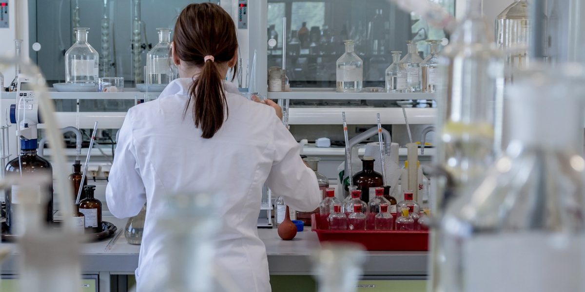 laboratory-2815641_1280 Researcher in the lab
